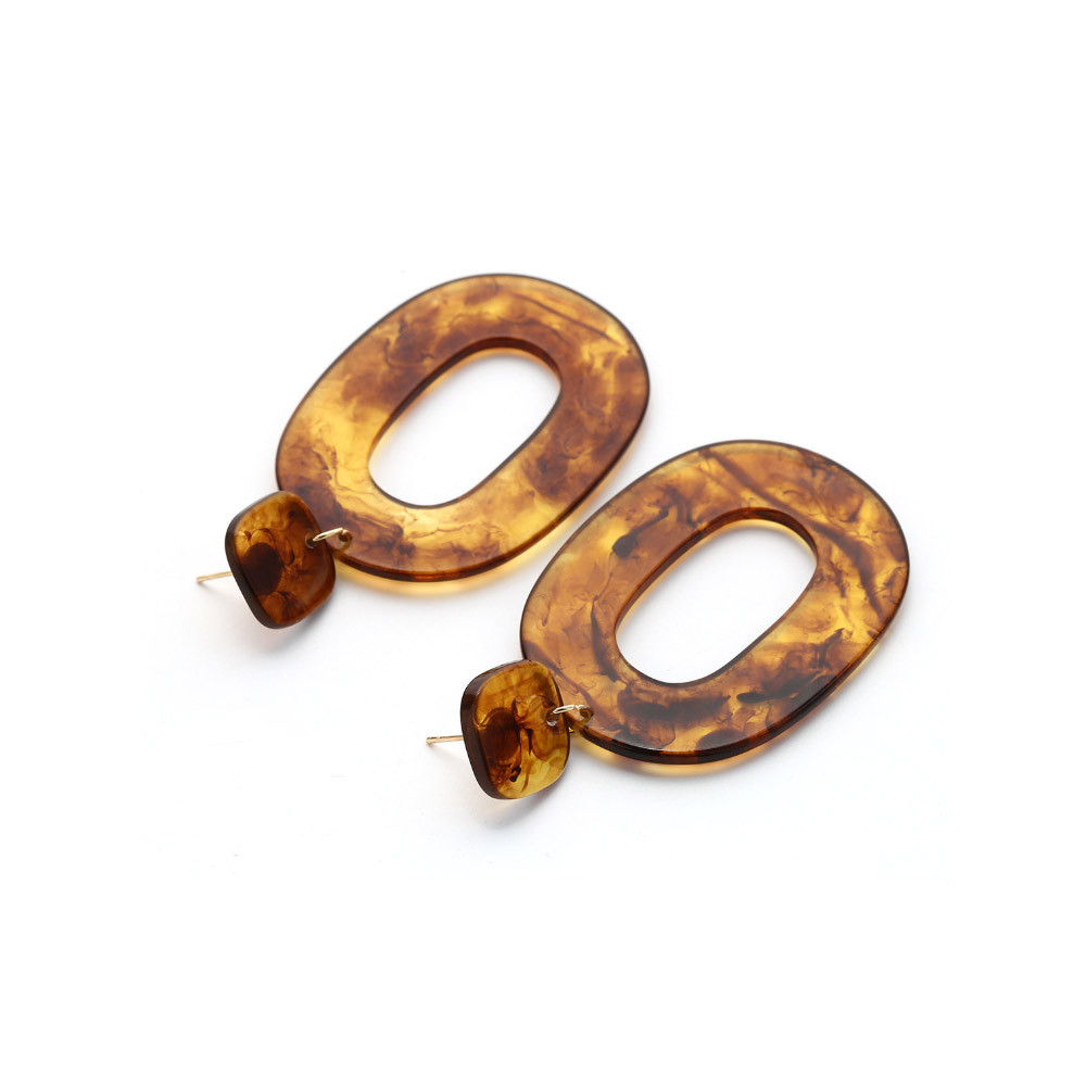 A close-up view of the tortoiseshell pattern on the Resin Large Oval Dangle Earrings