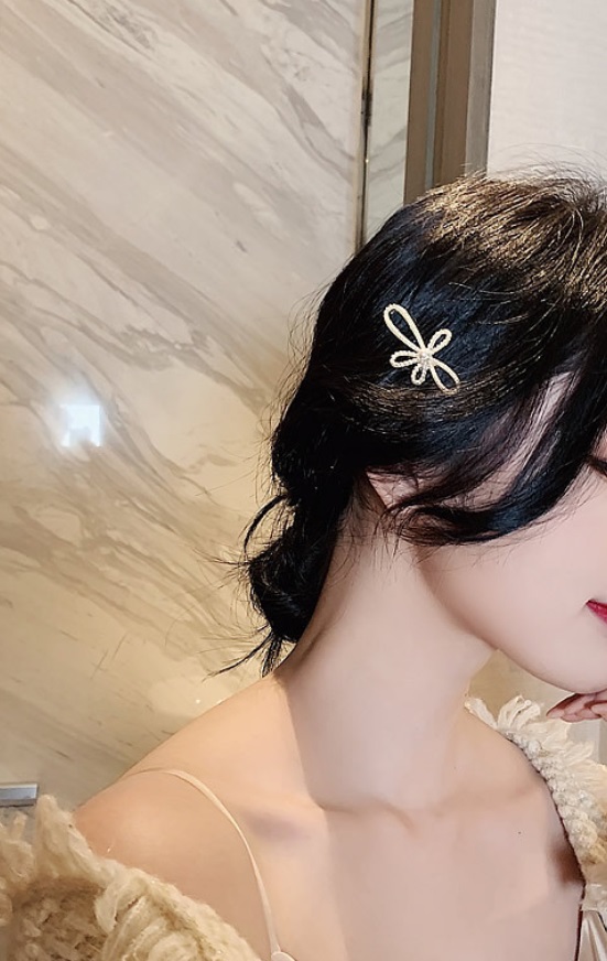 Model showcasing the Pearl Flower Hair Pin in her hair