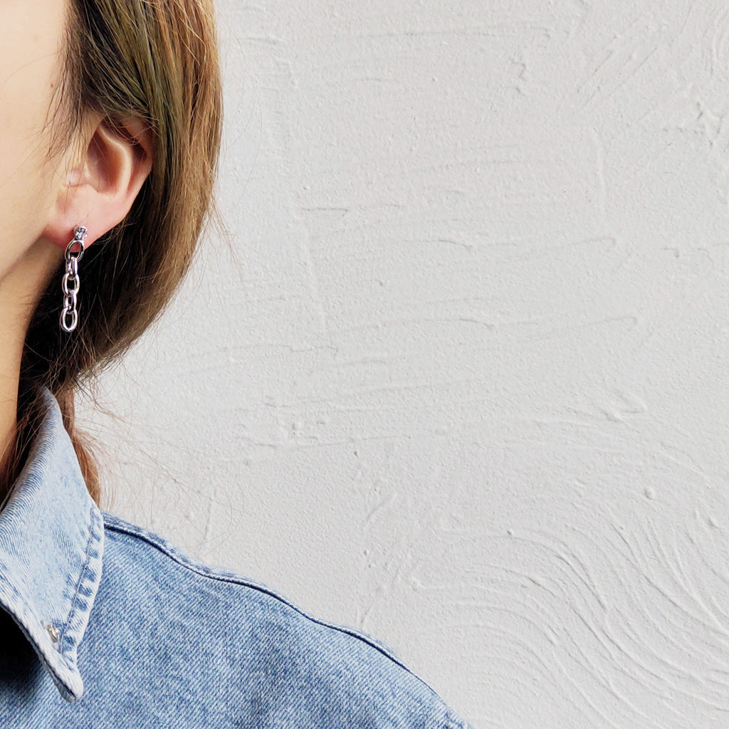 A model wearing the silver plated link chain zircon drop earring.