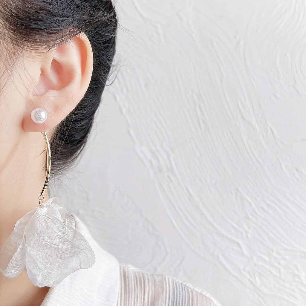 A model showcasing the versatile wear of the vintage white lace flower asymmetrical pearl stud earrings.