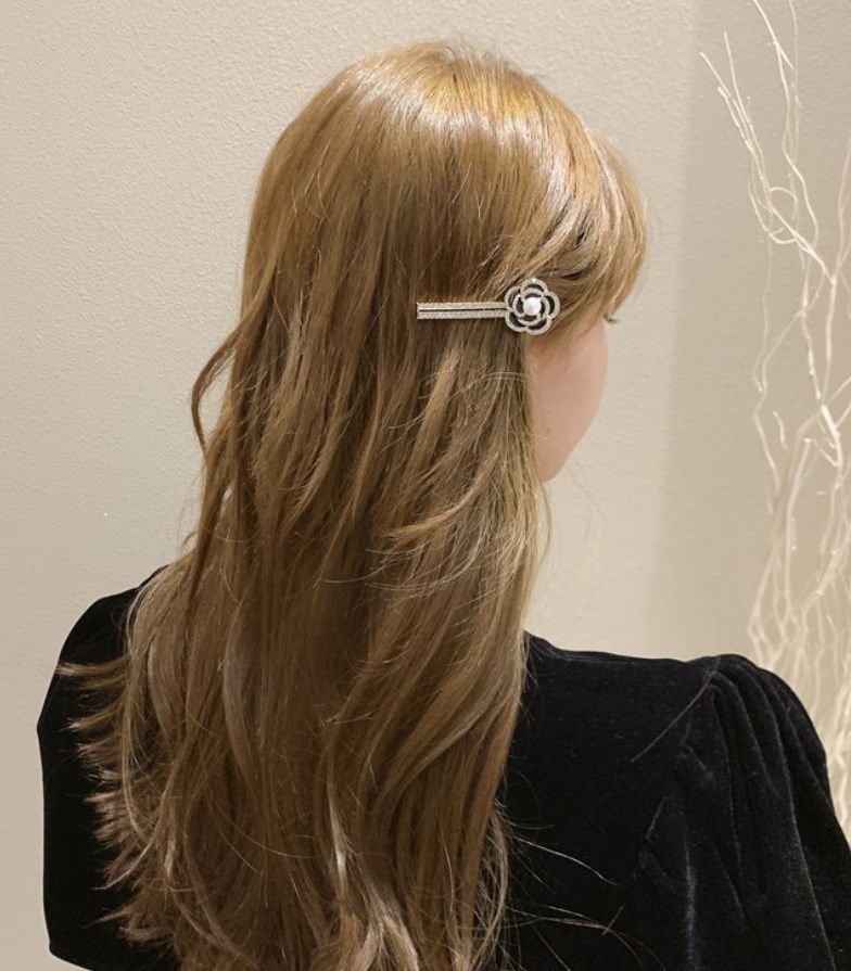 Model wearing the Black Flower Pearl Hair Pin