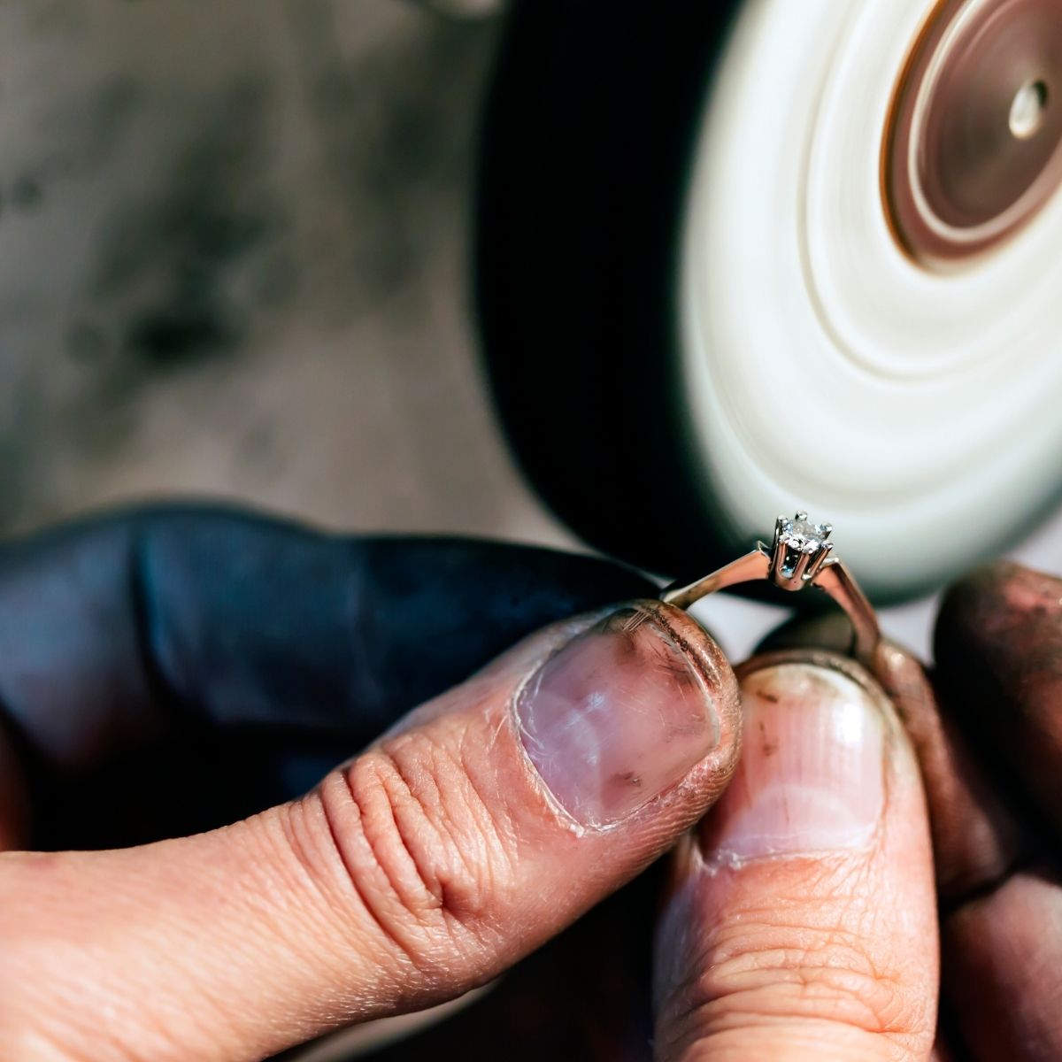 Jewelry polishing process in custom OEM manufacturing