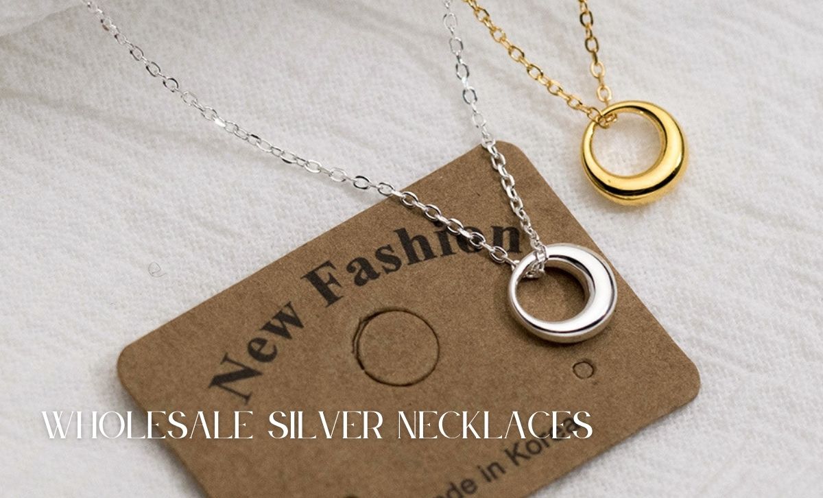 Model wearing minimalist 925 silver circle pendant necklace – ideal for wholesale jewelry resale.
