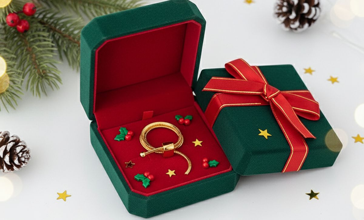 Gold chain adjustable ring in Christmas gift box, minimalist jewelry for women and holiday jewelry wholesale collections.